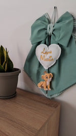Fiocco nascita verde salvia con nome ricamato su cuore bianco e leoncino decorativo – fiocco nascita personalizzato artigianale per porta culla cameretta