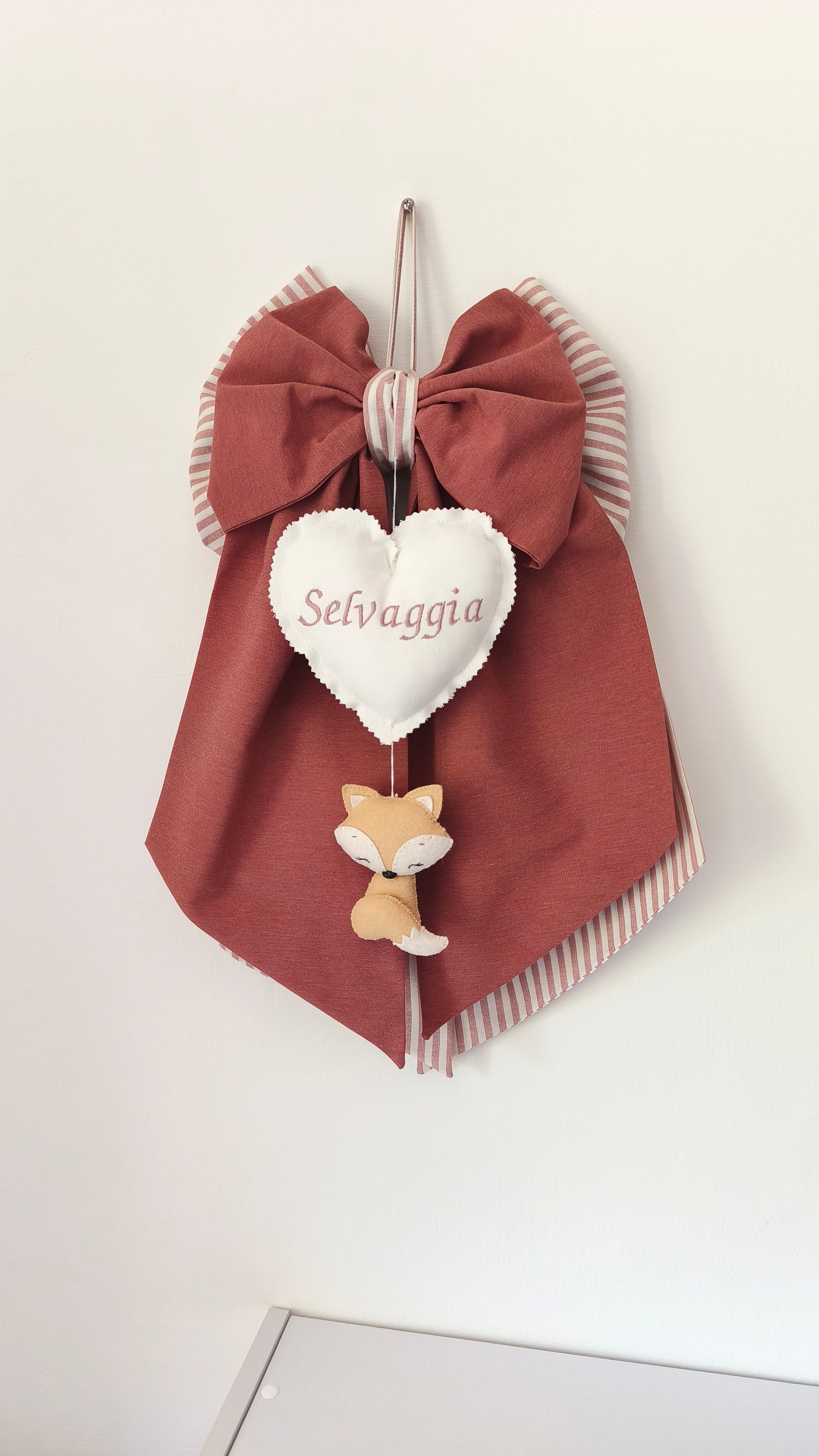 Fiocco nascita personalizzabile color terracotta e beige a righe con cuore bianco ricamato e volpe in feltro