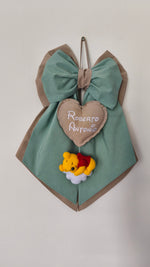 Fiocco nascita verde salvia con Winnie the Pooh su nuvola e cuore tortora personalizzato con doppio nome ricamato.