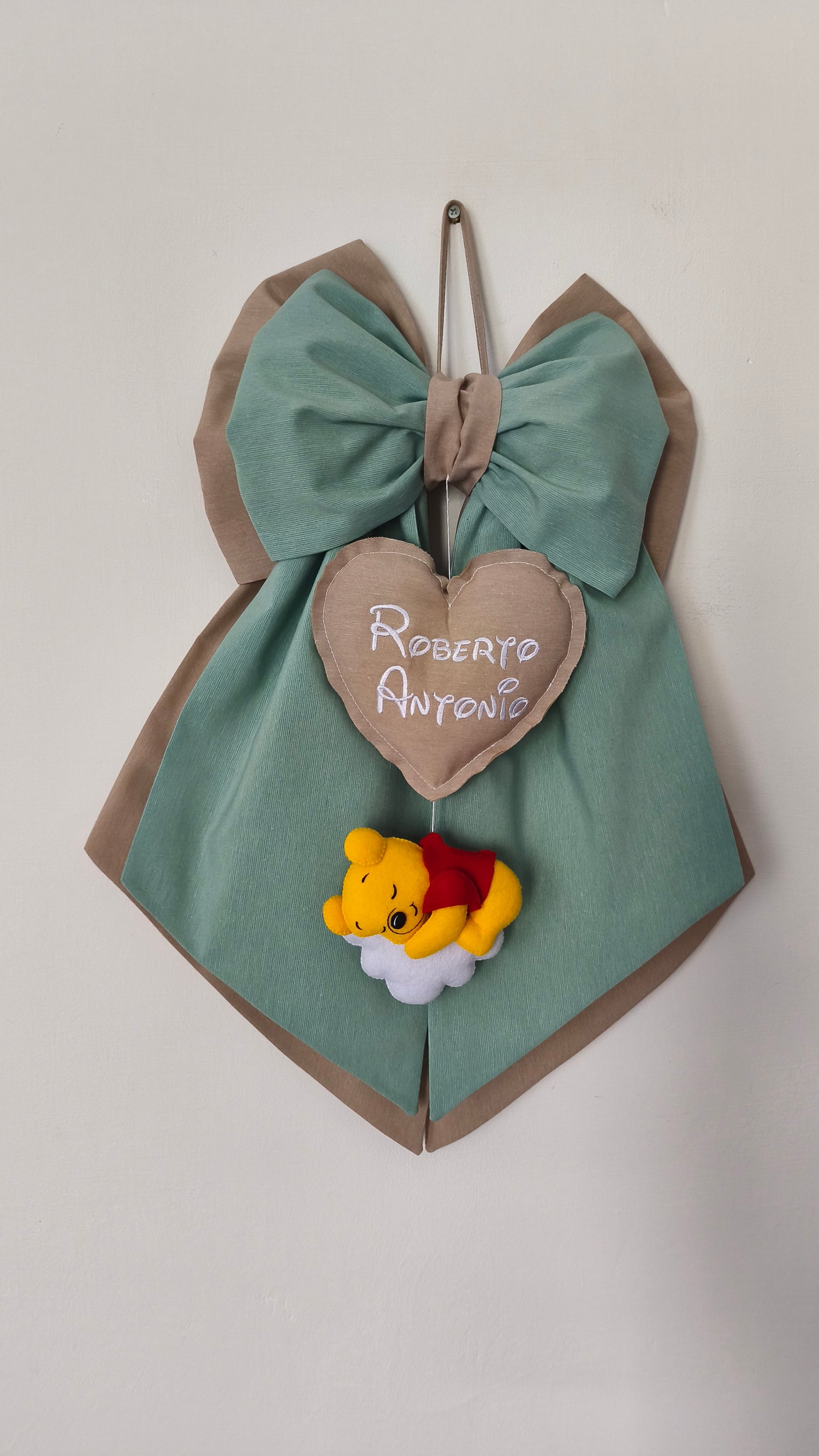 Fiocco nascita verde salvia con Winnie the Pooh su nuvola e cuore tortora personalizzato con doppio nome ricamato.