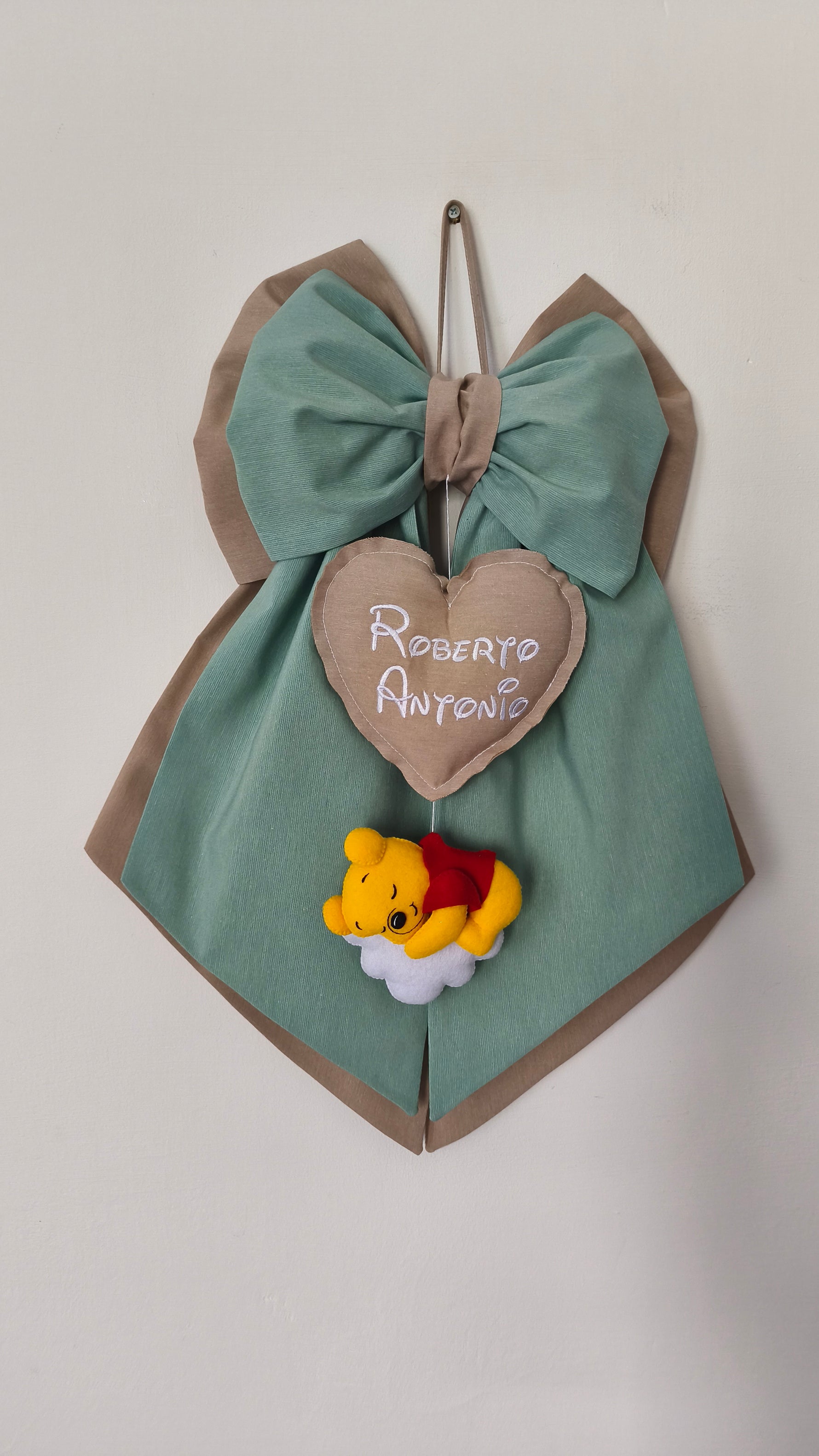 Fiocco nascita verde salvia con Winnie the Pooh su nuvola e cuore tortora personalizzato con doppio nome ricamato.