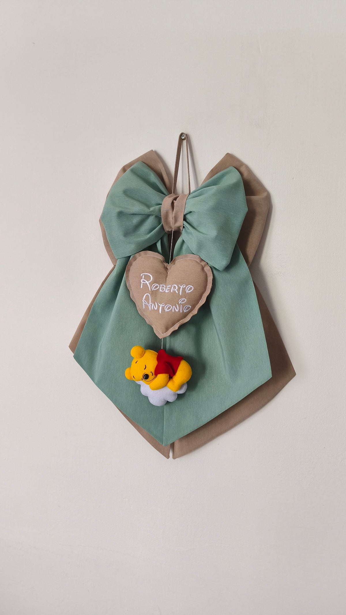 Fiocco nascita artigianale bimbo in cotone verde e sabbia, pendente Winnie the Pooh in feltro e cuore con nome a scelta.
