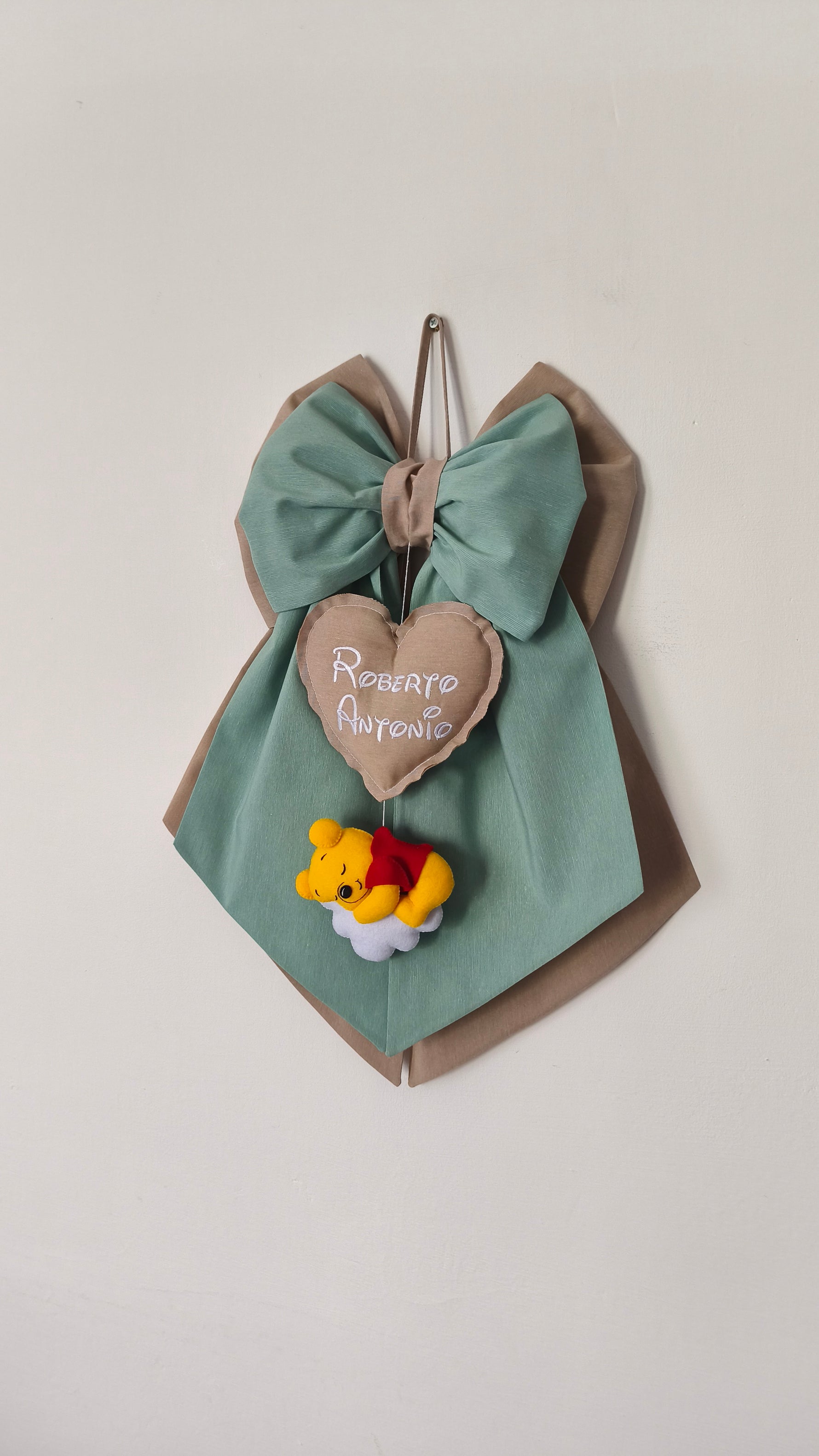 Fiocco nascita artigianale bimbo in cotone verde e sabbia, pendente Winnie the Pooh in feltro e cuore con nome a scelta.