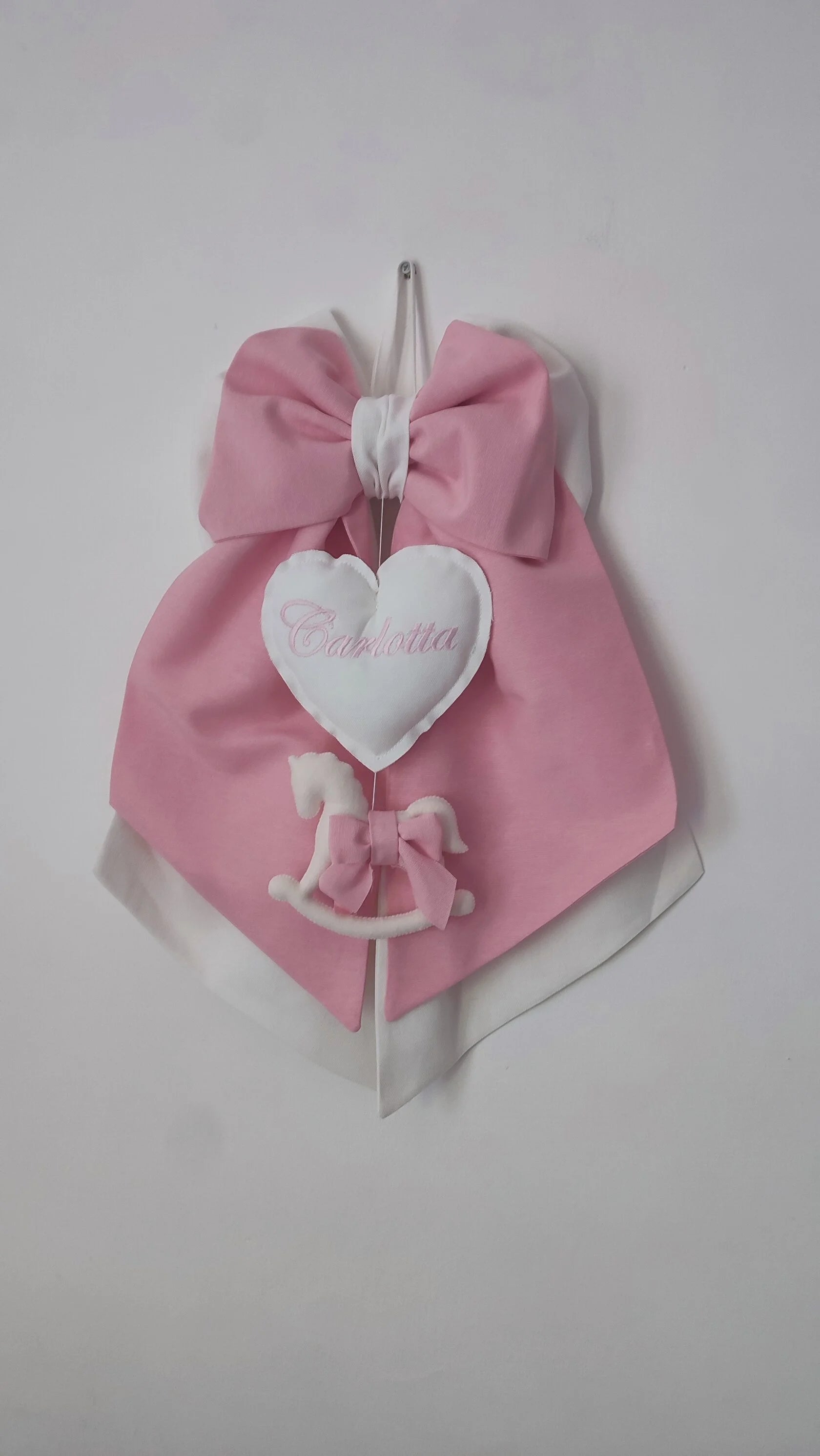 Fiocco nascita coccarda in cotone rosa baby cipria e bianco latte, con nome ricamato e cavallino in feltro, fatto a mano per portone, culla e ospedale – pronto in 24h