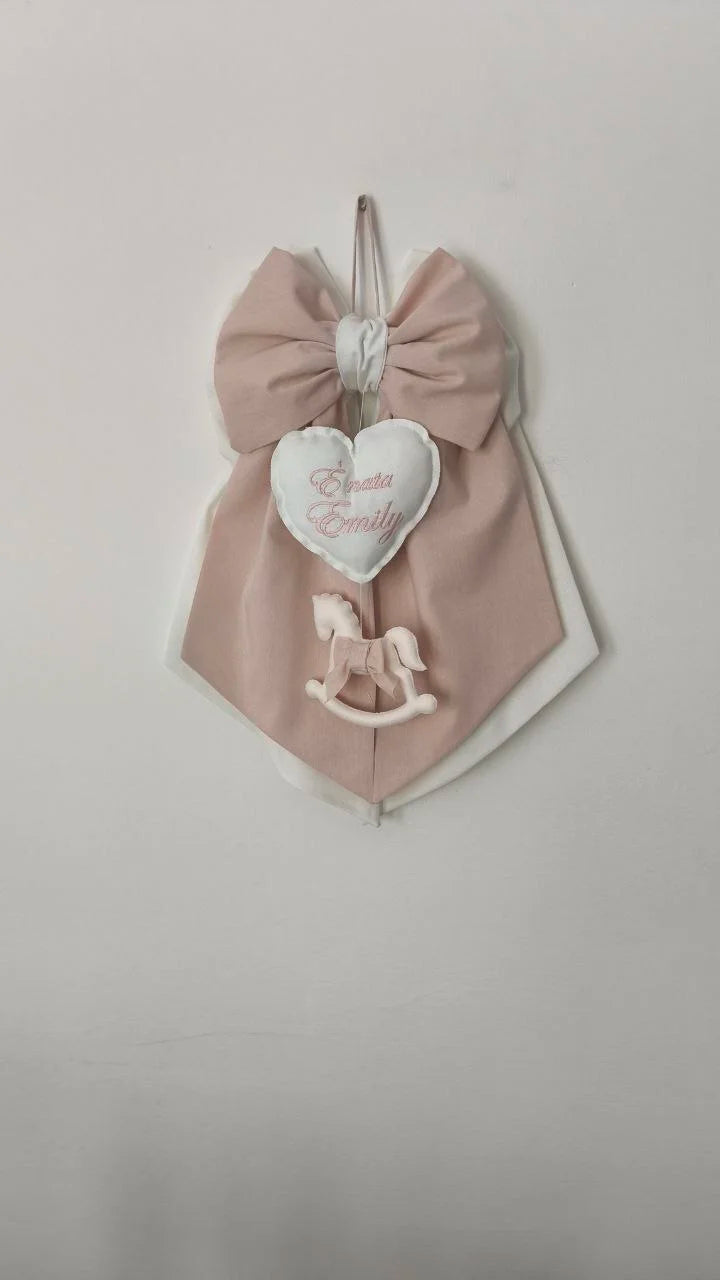 Fiocco nascita coccarda in cotone rosa cipria e bianco latte, con nome ricamato e cavallino in feltro, fatto a mano per portone, culla e ospedale – pronto in 24h