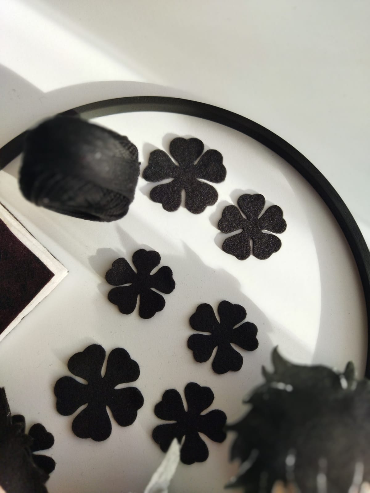 Giostrina culla Black Clover dettaglio foglie di trifoglio и quadrifoglio nero in feltro, mobile letto neonato anime