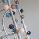 Ghirlanda luminosa palline cotone blu navy e grigio, avvolta su struttura in ferro