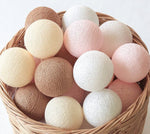 Ghirlanda luminosa a sfere cotone toni cipria e nude, per cameretta bambina