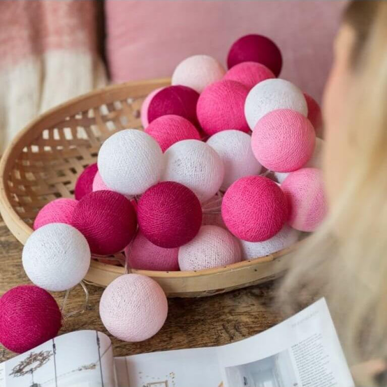 Ghirlanda luminosa a sfere cotone toni fucsia e rosa chiaro, decorazione cameretta