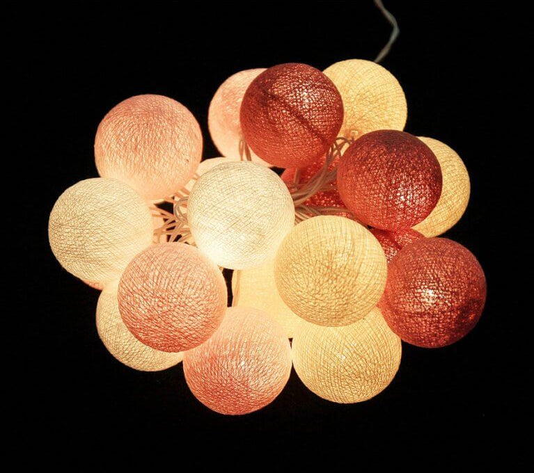 Ghirlanda luminosa a sfere cotone rosa cipria e terracotta, atmosfera calda romantica