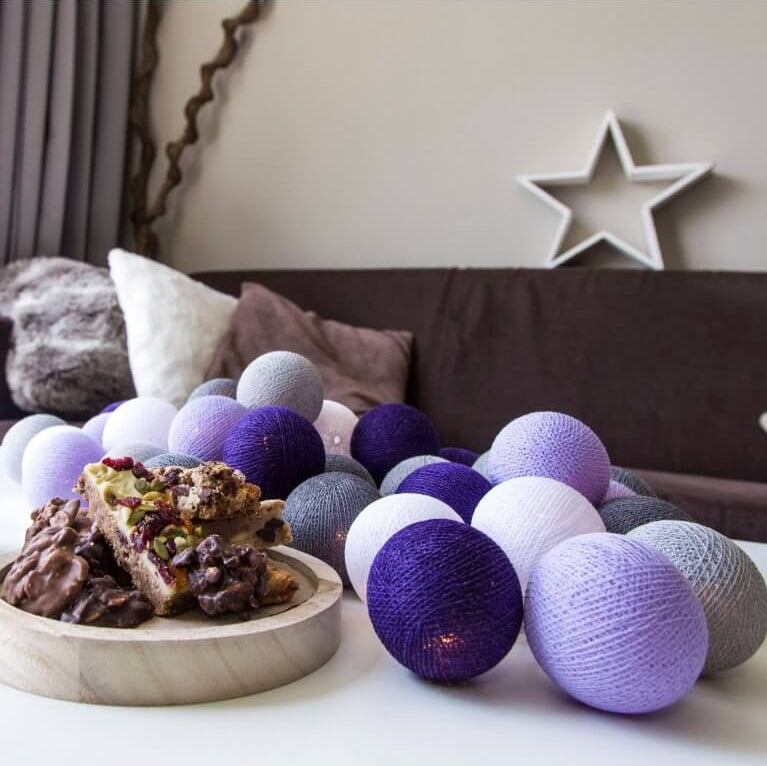 Ghirlanda luminosa a sfere cotone tonalità viola e lilla, decorazione casa moderna