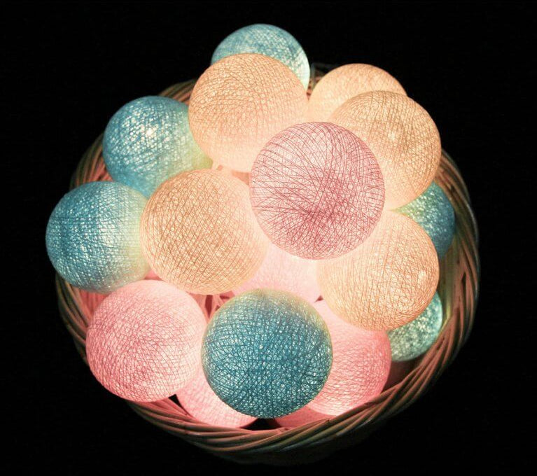 Palline luminose LED cotone accese in cestino vimini, colori rosa azzurro e panna
