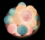 Palline luminose LED cotone accese in cestino vimini, colori rosa azzurro e panna