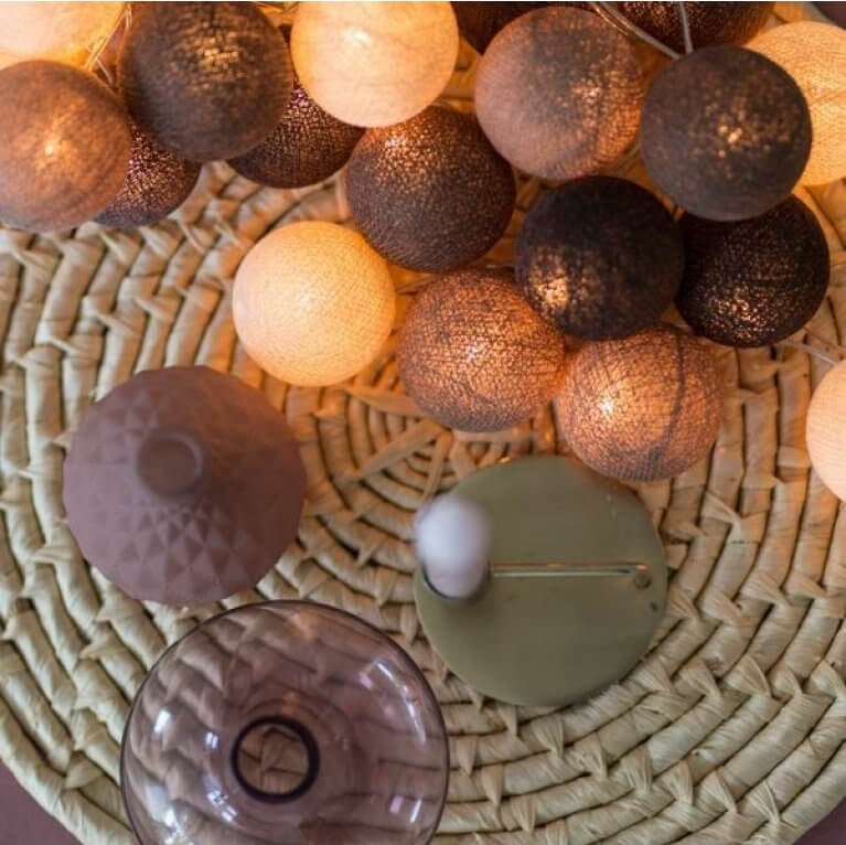 Palline luminose LED cotone toni cioccolato e crema, decorazione tavola boho