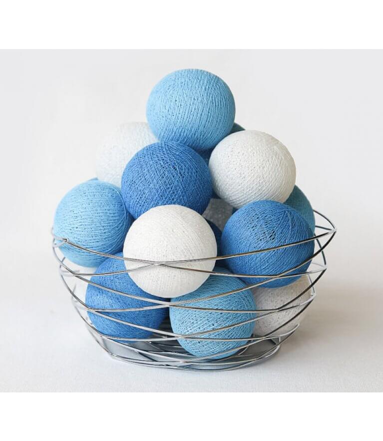 Palline di cotone luminose azzurro e bianco in cestino metallico, ghirlanda cameretta