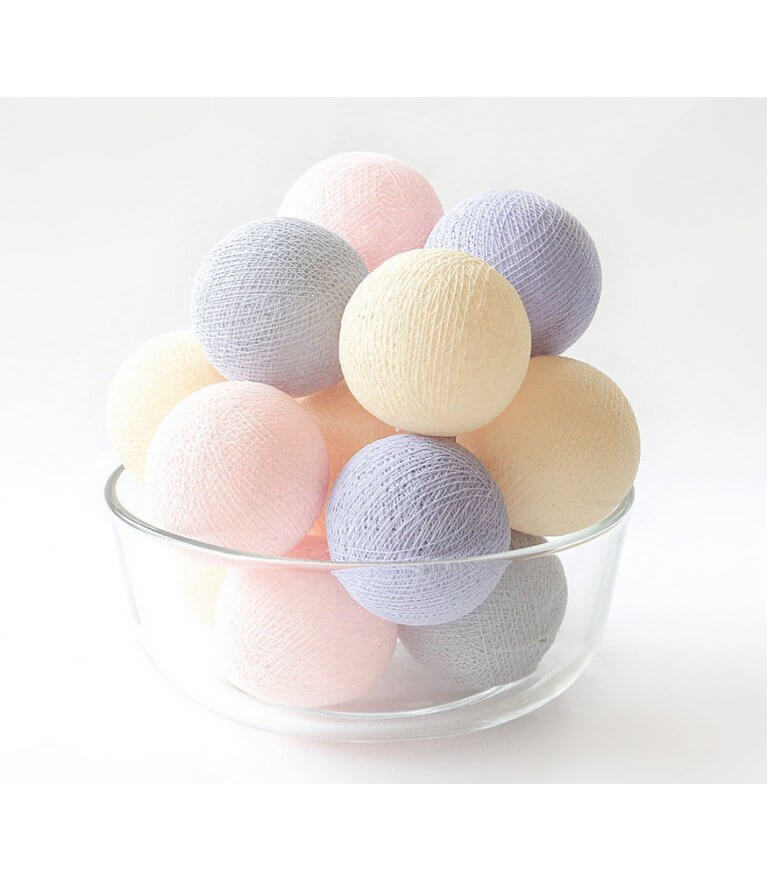 Palline di cotone luminose rosa lilla e giallo in ciotola vetro, ghirlanda pastello