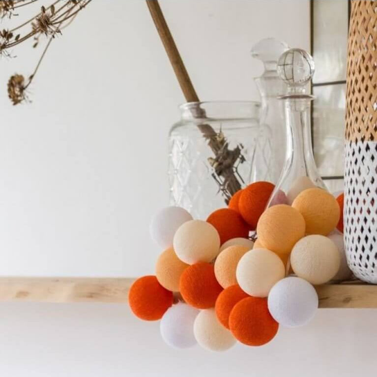 Palline luminose LED cotone tonalità rosso corallo e pesca, decorazione ambiente boho