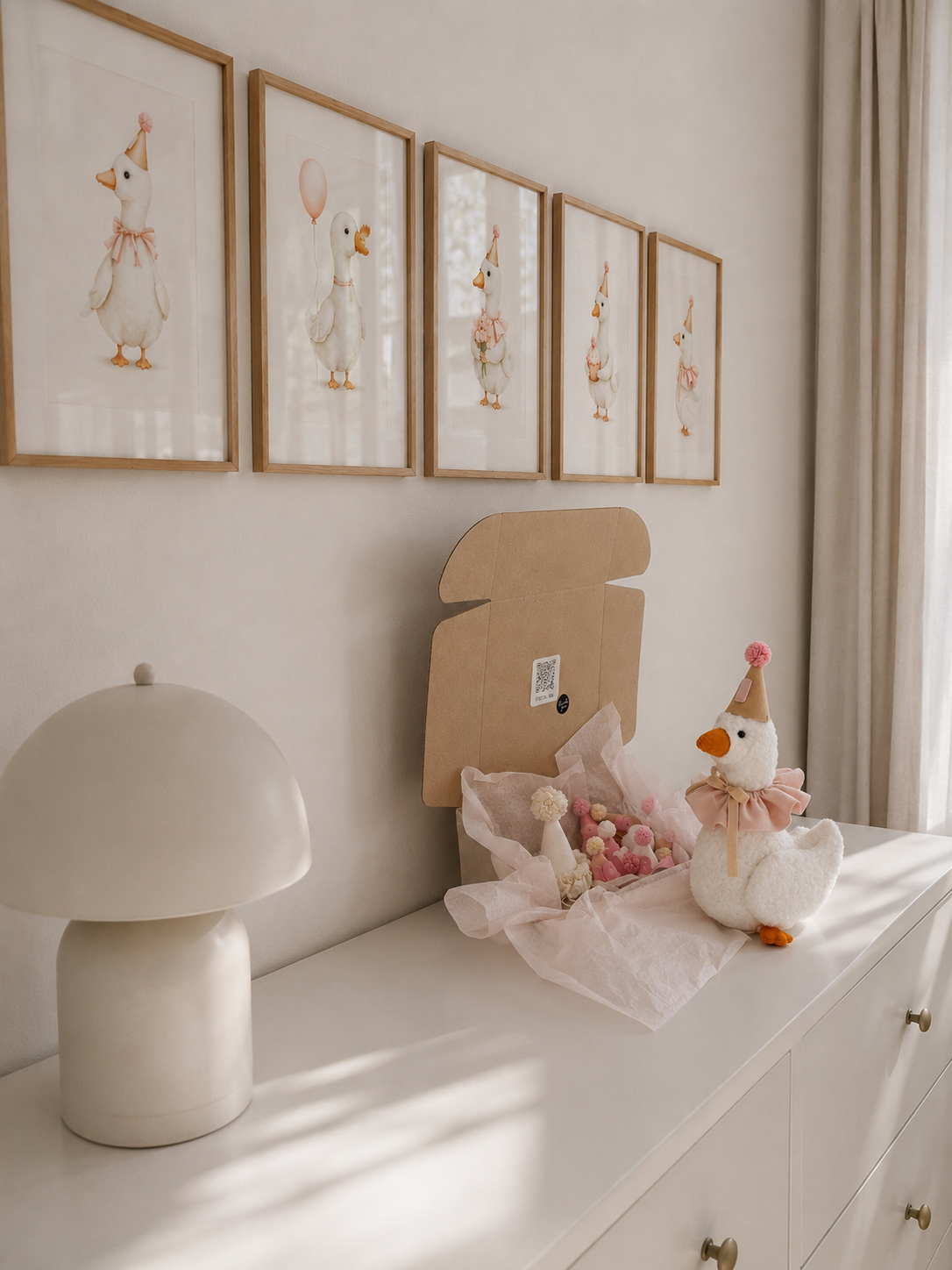 Scatola regalo nascita con peluche oca bianca e collare rosa, cappellini mensili foto mese