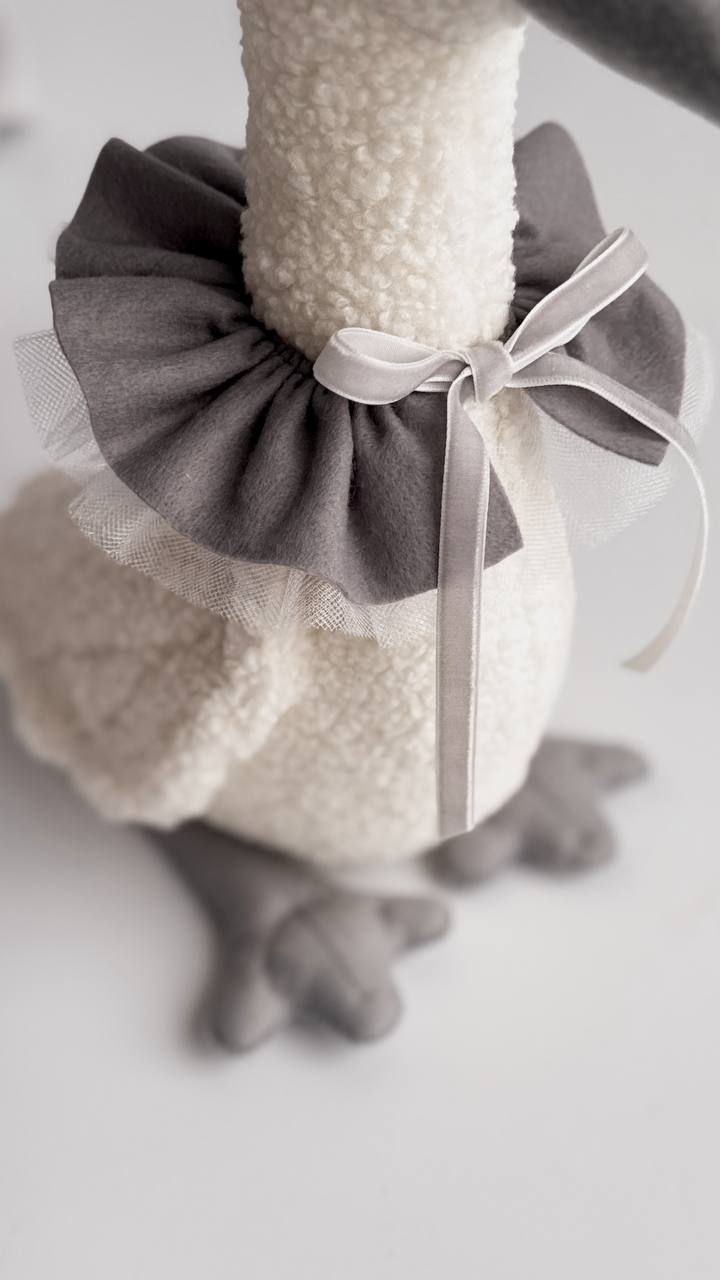 Gift Box Primo Anno Grigio con Oca Peluche e 13 Cappellini Mensili per Neonato - universo del bambino