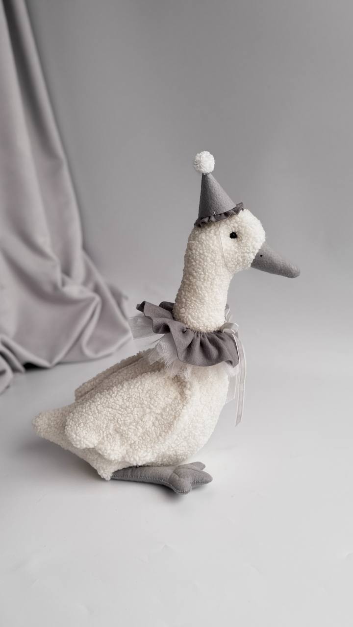 Gift Box Primo Anno Grigio con Oca Peluche e 13 Cappellini Mensili per Neonato - universo del bambino