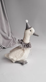 Gift Box Primo Anno Grigio con Oca Peluche e 13 Cappellini Mensili per Neonato - universo del bambino