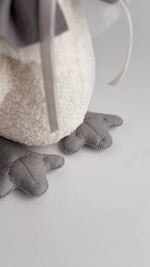 Gift Box Primo Anno Grigio con Oca Peluche e 13 Cappellini Mensili per Neonato - universo del bambino