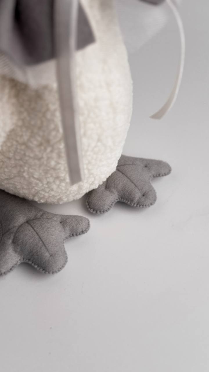 Gift Box Primo Anno Grigio con Oca Peluche e 13 Cappellini Mensili per Neonato - universo del bambino
