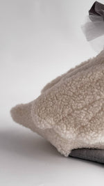 Gift Box Primo Anno Grigio con Oca Peluche e 13 Cappellini Mensili per Neonato - universo del bambino