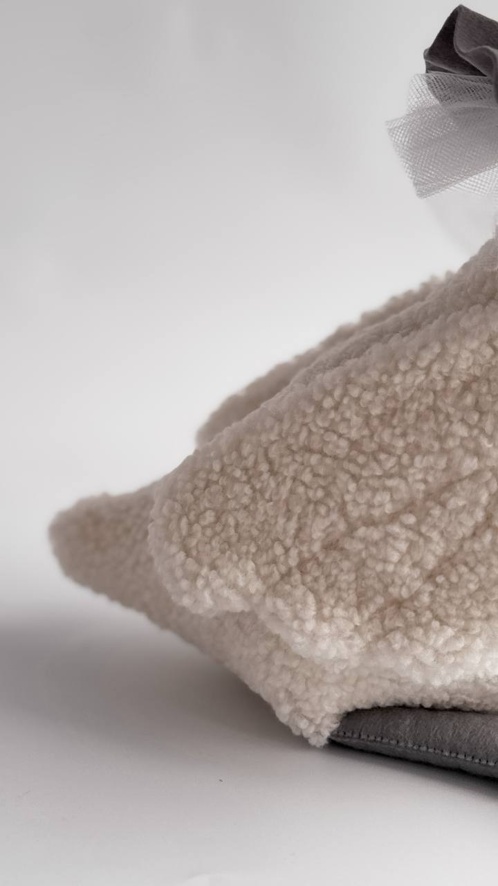 Gift Box Primo Anno Grigio con Oca Peluche e 13 Cappellini Mensili per Neonato - universo del bambino