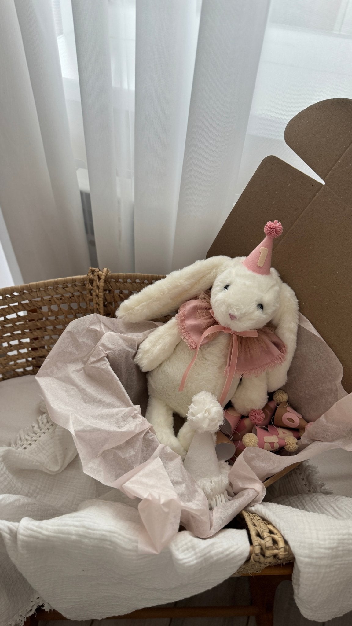 Gift Box Primo Anno Rosa con Coniglietto Peluche e 13 Cappellini Mensili per Neonato - universo del bambino