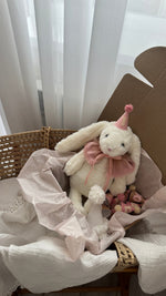 Gift Box Primo Anno Rosa con Coniglietto Peluche e 13 Cappellini Mensili per Neonato - universo del bambino