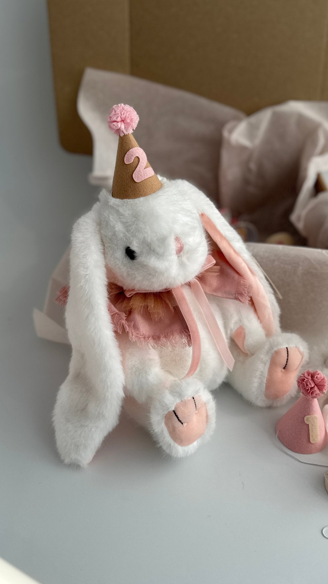 Gift Box Primo Anno Rosa con Coniglietto Peluche e 13 Cappellini Mensili per Neonato - universo del bambino