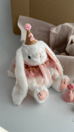Gift Box Primo Anno Rosa con Coniglietto Peluche e 13 Cappellini Mensili per Neonato - universo del bambino