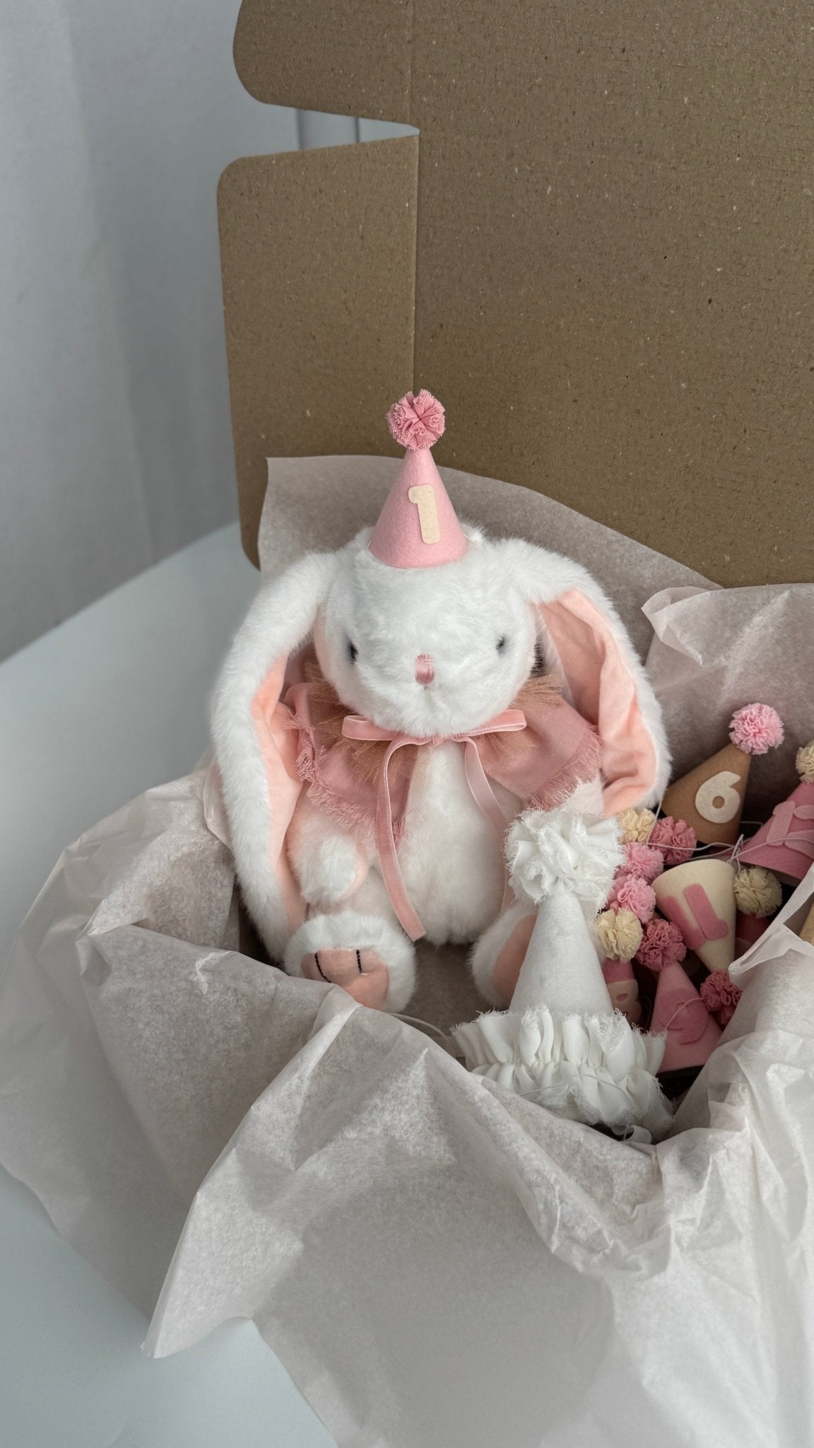 Gift Box Primo Anno Rosa con Coniglietto Peluche e 13 Cappellini Mensili per Neonato - universo del bambino