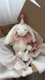 Gift Box Primo Anno Rosa con Coniglietto Peluche e 13 Cappellini Mensili per Neonato - universo del bambino