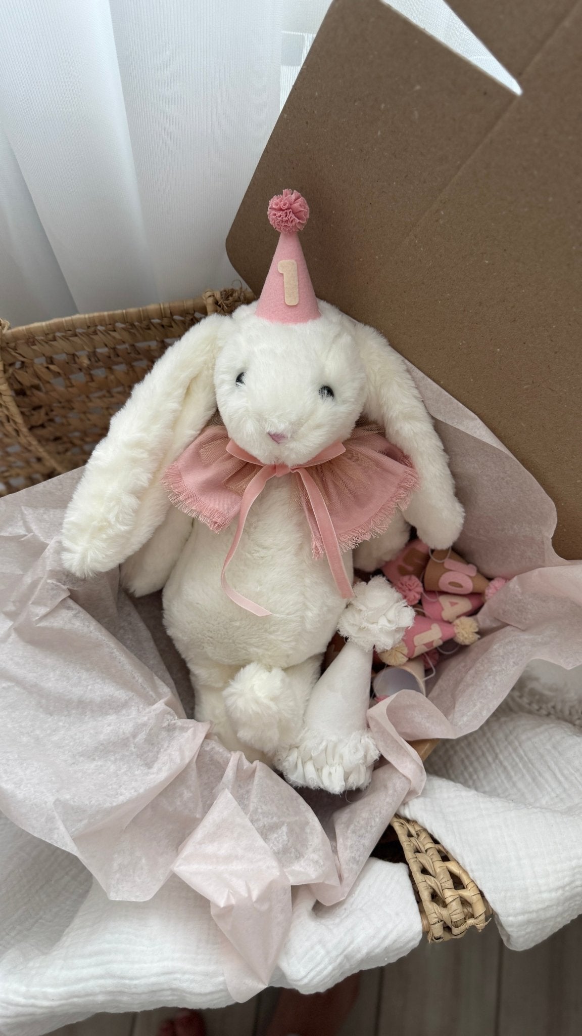 Gift Box Primo Anno Rosa con Coniglietto Peluche e 13 Cappellini Mensili per Neonato - universo del bambino