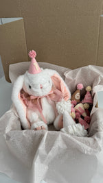 Gift Box Primo Anno Rosa con Coniglietto Peluche e 13 Cappellini Mensili per Neonato - universo del bambino