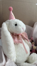 Gift Box Primo Anno Rosa con Coniglietto Peluche e 13 Cappellini Mensili per Neonato - universo del bambino