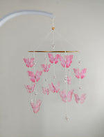 Giostrина culla farfalle rosa con perline bianche e cristalli su anello dorato dettaglio artigianale