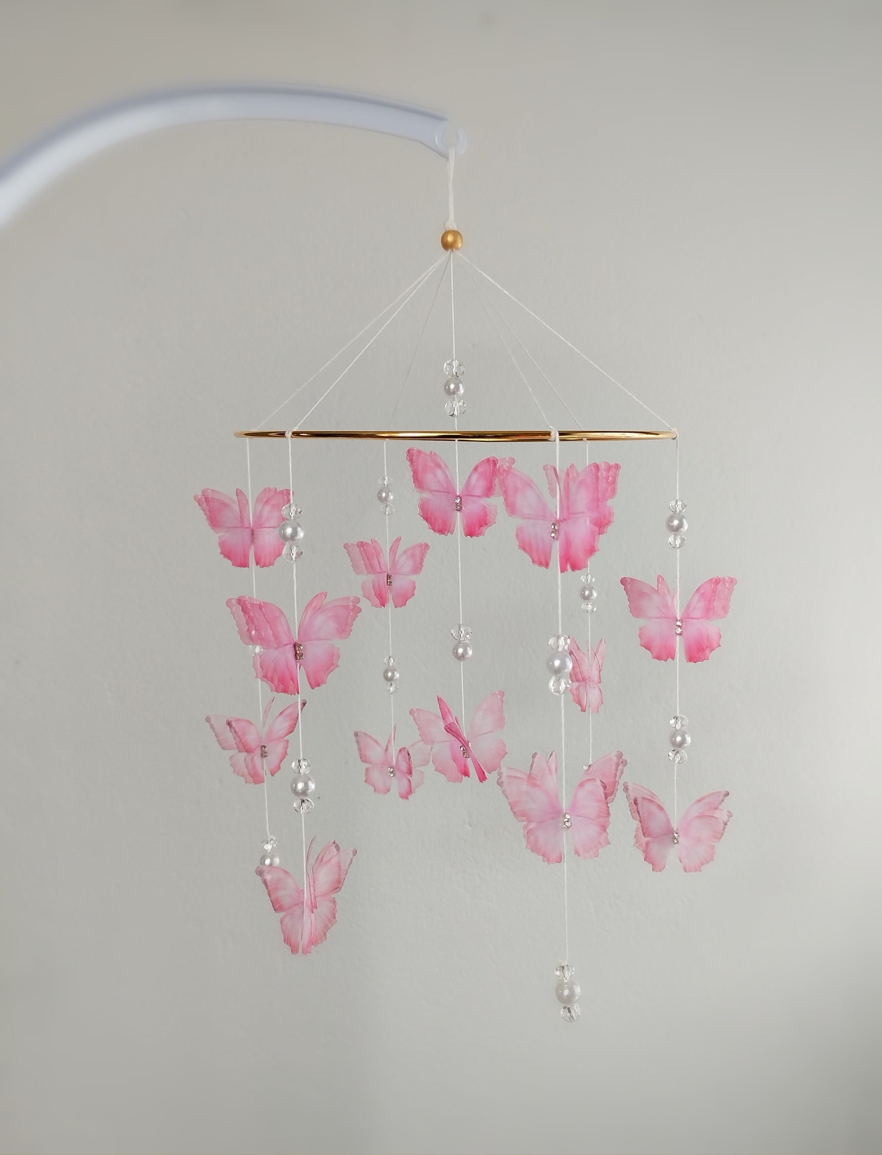 Giostrина culla farfalle rosa con perline bianche e cristalli su anello dorato dettaglio artigianale