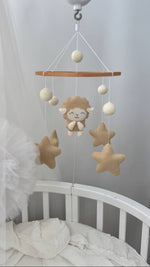 Giostrина musicale culla agnellino in feltro beige con stelle beige e palline panna anello legno