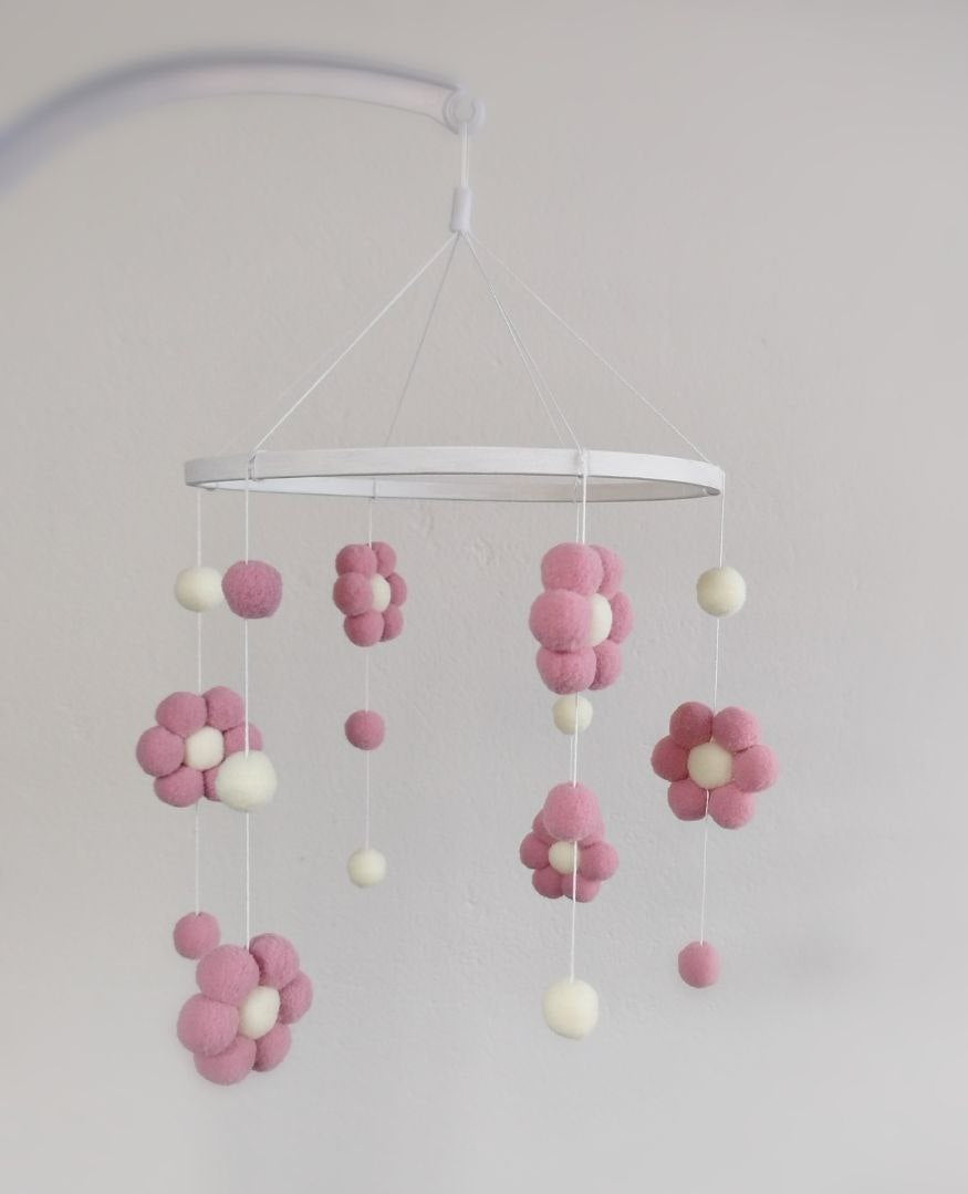 Giostrина musicale culla fiori feltro rosa antico e panna pon pon personalizzata idea regalo neonata