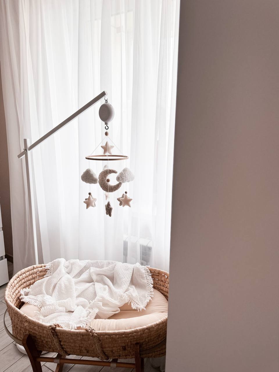 Giostra musicale neonato con luna in tessuto orsetto tortora, nuvole bianche, stelle beige e perline legno naturale