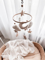 Giostra musicale neonato con luna, nuvole e stelle in bouclé beige e panna, anello in legno, personalizzabile