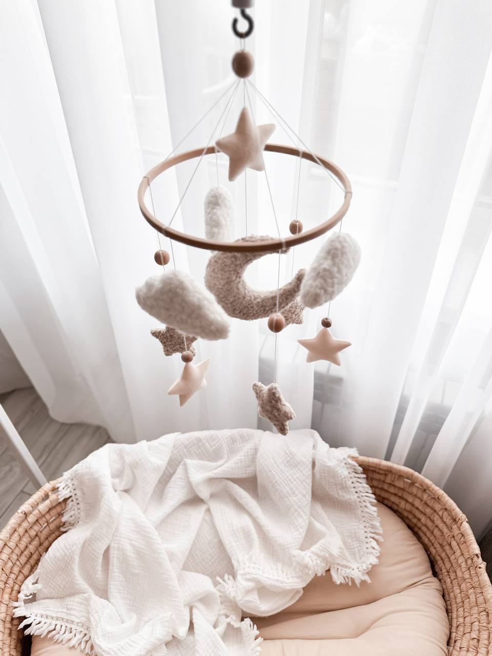 Giostra musicale neonato con luna, nuvole e stelle in bouclé beige e panna, anello in legno, personalizzabile