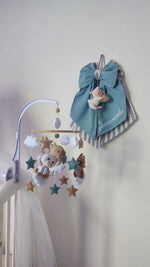 Giostrina culla personalizzata con animali e stelle, fiocco nascita con nome ricamato, arredo cameretta neonato.