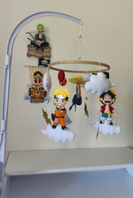 Giostrina anime cucita a mano appesa all'asta bianca: Naruto e Luffy su nuvole di feltro