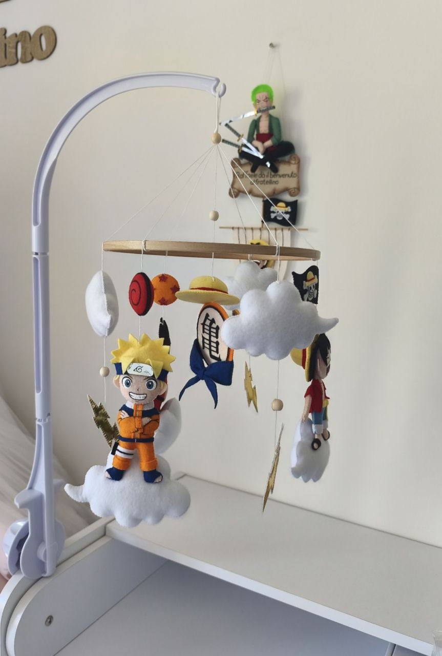 Giostrina culla neonato anime in feltro con Naruto, cappello di paglia, sfera del drago e nuvole bianche
