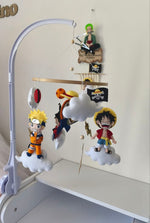 Giostrina musicale anime vista di lato: Naruto, Luffy, bandiera pirata e fulmini dorati in feltro