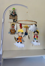 Giostrina musicale culla anime con Naruto e Luffy in feltro su nuvole, cerchio in legno e asta bianca